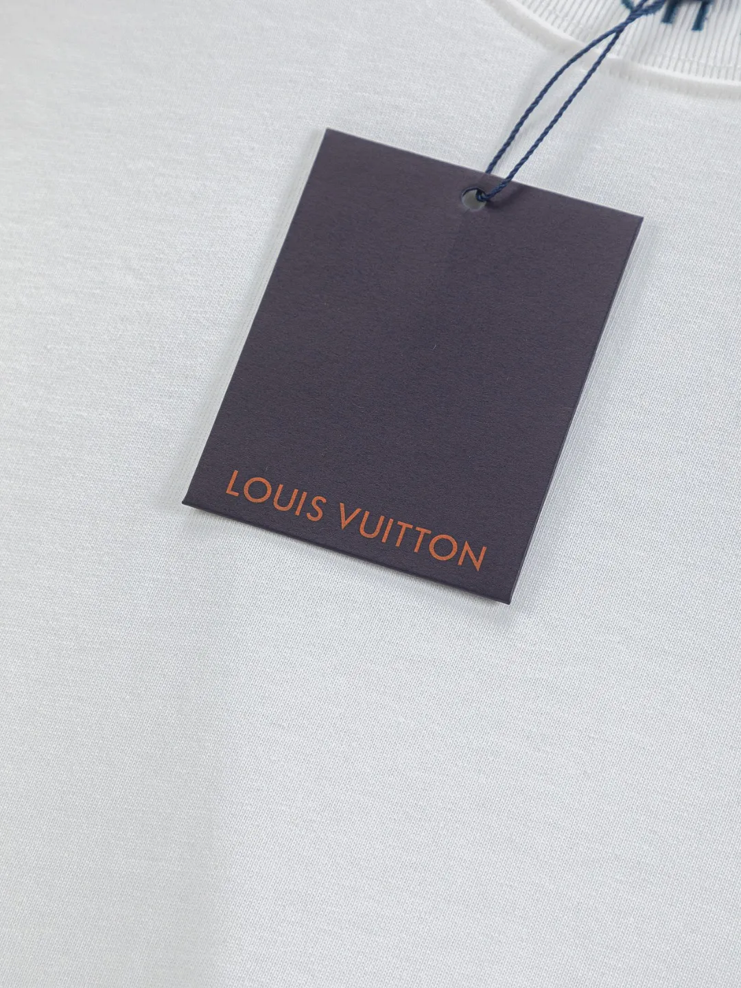 🅿️190 Louis Vuitton 1V LV micro-wide version S-XL LV 26ss new product counters are available at the same time. Multiple craftsmanship, simple letters embroidery on the collar + simple letter logo on the cuffs 🪡 embroidery, round neck short-sleeved T-shirt, same style for men and women! Consigned to one-to-one creation. Synchronized with the official website, pure cotton fabrics at the counter! It is close to the skin and comfortable, durable and easy to wear. It has a classic and simple logo design and meticulous original craftsmanship. Short-sleeves, a must-have item for men, do not appear to be the same for the general public, but must be unique and eye-catching. This LV short-sleeve is all about quality, comfort, the same shape and fashion as always, including fabrics and cutting techniques. All of them have been made with great effort! 320 grams of washed pure cotton fabric, pure cotton is breathable, very refreshing and comfortable for daily wear. The rib knitting on the neckline is smooth and tight, and the neckline will not be skewed if you toss it at will. The loose version, you will find that it looks really good on the upper body. The overall is minimalist and neat, super versatile for daily use! Pair it casually with a pair of pants for a youthful look. A T-shirt will make your outfit crazy. It is a fashionable item that can never go wrong! Color: Black White Size: S-XL Size chart: S: Shoulder width 50-Bust 56-Length 70 M: Shoulder width 52-Bust 57-Length 72 L: Shoulder width 54-Bust 59-Length 74 XL: Shoulder width 56-Bust 62-Length 76